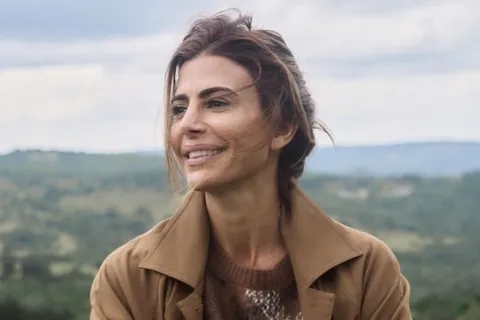 Juliana Awada mostró algunos detalles de su exclusivo détox en una clínica de salud suiza Juliana Awada posando en la montaña sonriente