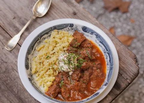 Goulash con spatzle de la chef Jazmín Marturet