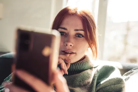 Ornella Benedetti, psicóloga: "La vida del otro siempre parece mejor” mujer mira el celular