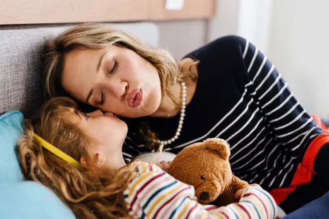 Crianza FAFO: qué propone la tendencia viral y qué cuestionan los especialistas madre con su hija en la cama