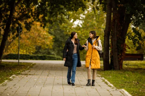Ramiro Heredia, médico clínico: "Estas son las 10 claves para vivir una vida más plena" caminata entre amigas