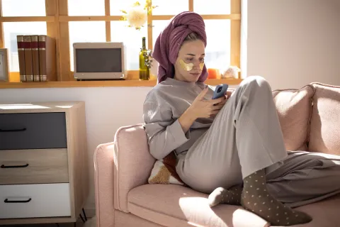 Loungewear: la tendencia cómoda y estilizada que transforma la ropa de entrecasa Una mujer con ropa comoda en su casa haciendose una mascarilla