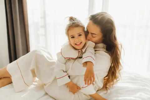 Día del Niño: lo que tu hijo va a olvidar, pero el amor puede dejar para siempre una mamá con su hija en la cama juegan