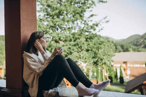 La era de la soledad: 1 de cada 6 personas la sufre y la OMS alerta sobre el fenómeno mujer sentada sola en su casa