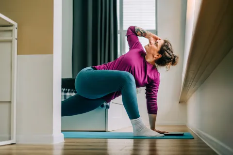 Por qué agosto es el mes ideal para empezar una nueva rutina de ejercicio mujer hace ejercicio en su casa