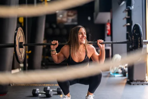 Según expertos: "El entrenamiento de fuerza es la mejor inversión para mujeres de 30 en adelante" mujer levantando pesas