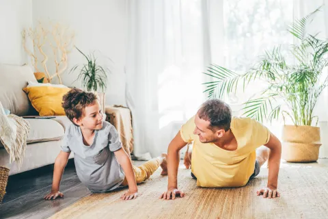 padre e hijo hacen gimnasia en casa