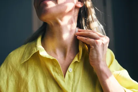 Según expertos: "Las mujeres con menopausia sienten más el invierno" mujer con sofocos