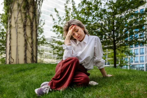 Niebla mental y problemas de memoria: 4 recomendaciones de la medicina ayurveda con evidencia científica mujer en el parque preocupada por niebla mental y olvidos