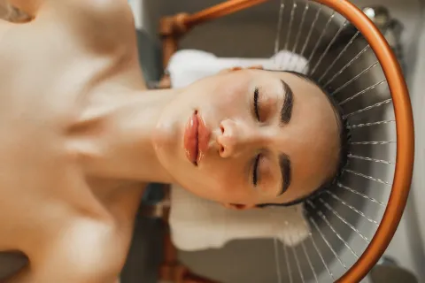 Head Spa: qué es, cómo funciona y por qué se convirtió en la nueva tendencia Una mujer en la peluquería lavándose el pelo