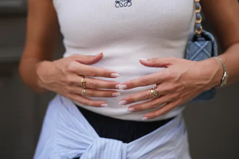 Las uñas más fáciles de combinar para la nueva temporada: los colores que van con todo Una mujer con unas uñas en color claro
