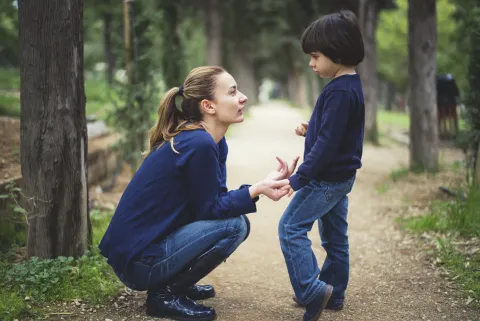 Jazmín Gulí, psicóloga: "Los chicos necesitan un 'no' para aprender a esperar" una mama habla con su hijo