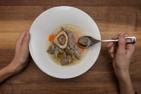 Caldo de huesos, jengibre y vitamina C: lo que dicen los nutricionistas sobre reforzar las defensas en invierno caldo de huesos