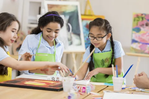 Natalia Piorno, psicóloga: "El burnout infantil empezó con la idea de aprovechar el tiempo" niñas pintando