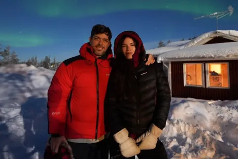 La historia de amor de José Bianco y su mujer Laura Blanco: ¿qué proyecto juntos emprenden? José Bianco y su novia, Laura Blanco en la nieve