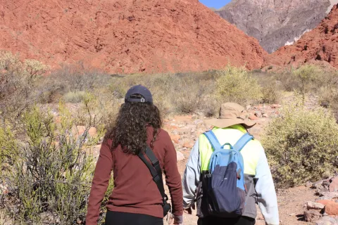 Sofía Smolar con Beto en Huacalera a la vista de la Quebrada de Humahuaca.