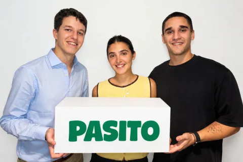 Caminar y sumar puntos: cómo funciona la app Pasito, que permite canjear pasos por productos La app Pasito fue desarrollada por el emprendedor Santiago Schamberger junto a su hermano Lisandro y su pareja Renata.