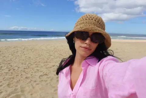 ¿Lali Espósito tuvo su despedida de soltera? Las fotos de su viaje a Río Lali en la playa con un piluso