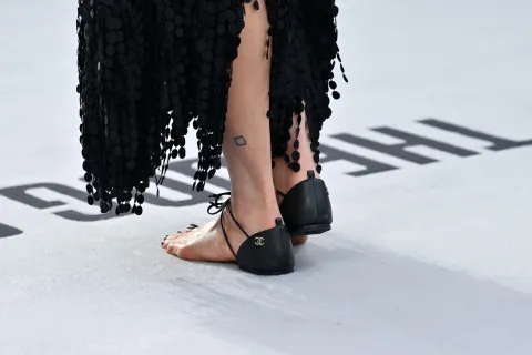 Los polémicos “naked shoes” de los que todos hablan: ¿por qué son tendencia? Las naked shoes de Chanel, el calzado tendencia