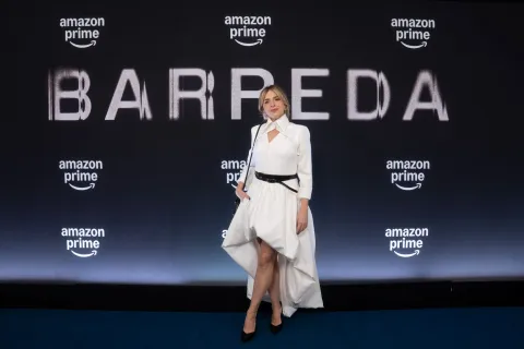 Carla Peterson deslumbró con un look total white en la premiere de Barreda Carla Peterson en al red carpet de Barreda
