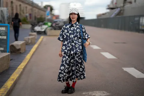 Messycore: la tendencia que celebra el desorden y le dice basta al clean look Una mujer vestida con messycore con un look floreado en tonos azules