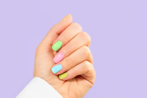 Las uñas que anticipan la primavera 2026: 7 diseños que ya empiezan a desplazar a los colores de invierno Manos con uñas pintadas de colores pasteles