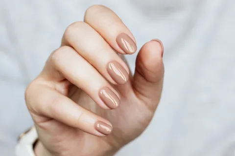Uñas old money: la manicura elegante que va con todo Manos elegantes con esmalte en color nude