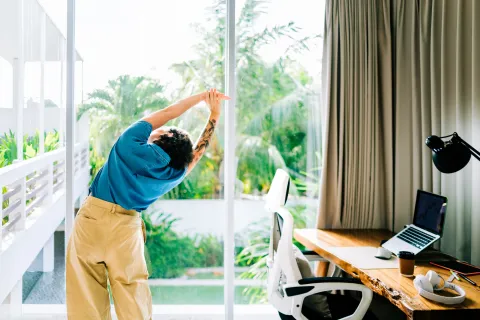 Foto de mujer entrenando.