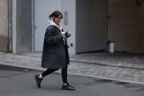 Mujer con look deportivo caminando por la calle