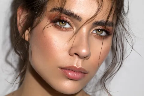 Make up de agosto: piel luminosa, rubor difuminado y labios naturales la nueva tendencia que es furor La base de cualquier maquillaje de tendencia comienza por una piel luminosa.