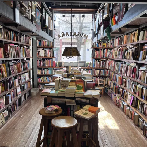 10 librerías de Buenos Aires para leer, tomar café y disfrutar de planes culturales Imagen interior de una librería