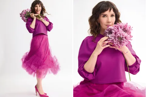 Natalia Oreiro rompió el silencio sobre los ataques que recibió: “Desde el respeto uno puede decir lo que siente” Natalia Oreiro sosteniendo un ramo de flores lilas.