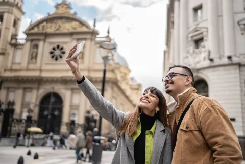 Una pareja paseando por la ciudad de Buenos Aires