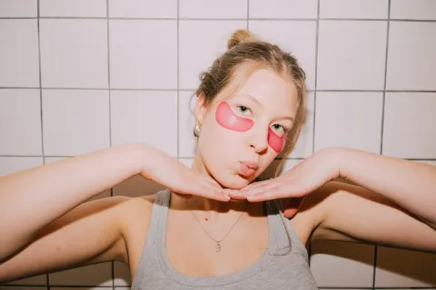 El activo viral que tenés que conocer: qué es el ácido azelaico y por qué todos hablan de él Una joven con parches en los ojos haciendose la rutina de skin care