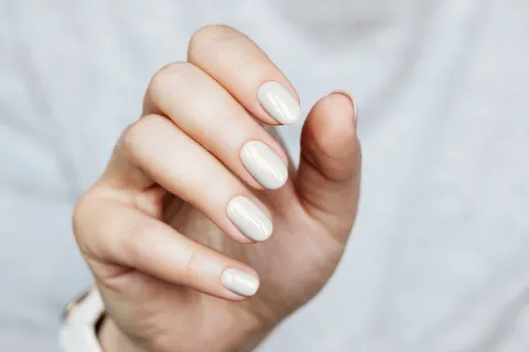 Uñas de invierno: cómo ponerles color y onda a tu manicura en tres pasos Uñas en color blanco que son tendencia
