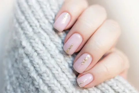 Uñas de agosto: 7 diseños fáciles y rápidos para hacerte en casa Los estilos minimalistas, los tonos suaves y los detalles delicados siguen marcando el pulso de la temporada.