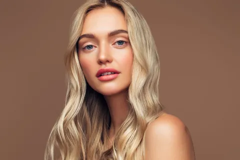 Una joven con maquillaje natural