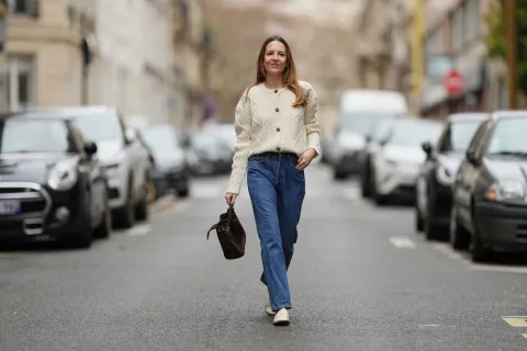 Cómodo y canchero: este es el jean más fácil de combinar que podés usar en distintas ocasiones Una mujer caminando por la calle con un jean recto