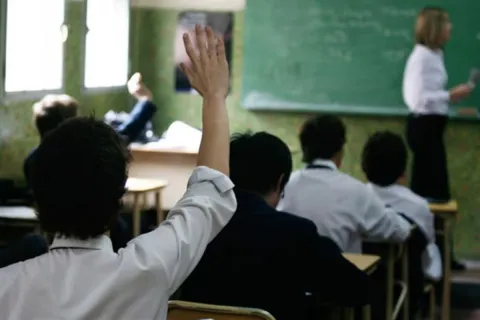 Día del Maestro 2026: cuándo cae, quiénes no tienen clases y por qué no es feriado nacional una clase con alumnos y docente