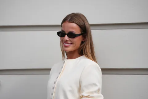 Cardigan vs. sweater: cuál usar según tu estilo y la temperatura del día Una mujer con un cardigan en color nude