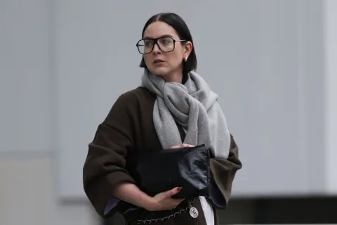 Cómo armar un outfit con cárdigan largo sin que parezca que estás en pijama Una mujer usando un cardigan XL