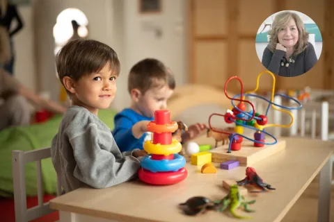 niños que aprenden a jugar y compartir