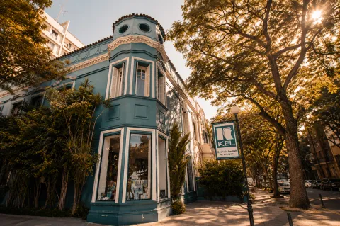 Belgrano R: la esquina de Buenos Aires que parece salida de Londres esquina libreria belgrano R londinense