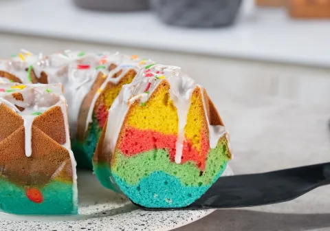 Torta arco iris: la receta fácil, vistosa y lista en 40 minutos, ideal para celebrar el Día del Niño torta multicolor