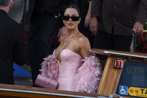 Khloé Kardashian estrena hoy su nuevo reality, The Girls: ¿dónde verlo y por qué se inspira en Sex & The City? Kloe Kardashian con un vestido rosa con plumas