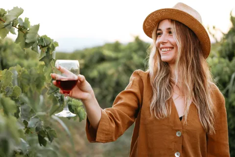 Día del Pinot Noir: por qué esta cepa gana cada vez más lugar en Argentina y 10 vinos para descubrirla mujer brinda con vino pinot noir