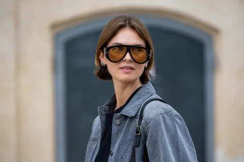 Looks de Pinterest: 5 ideas para combinar los básicos que ya tenés en tu placard Una mujer con una campera de jean y lentes XL