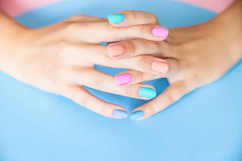 Uñas de primavera: 5 ideas coloridas para que te inspires Una mujer con uñas de colores