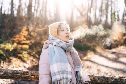 Vitamina D en invierno: por qué es crítica cuando hay poco sol y cómo compensar su falta Foto de mujer al sol en invierno.