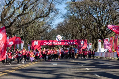 “Vine por mi mamá”: las historias detrás de la Caminata Avon contra el cáncer de mama caminata avon por el cancer de mama